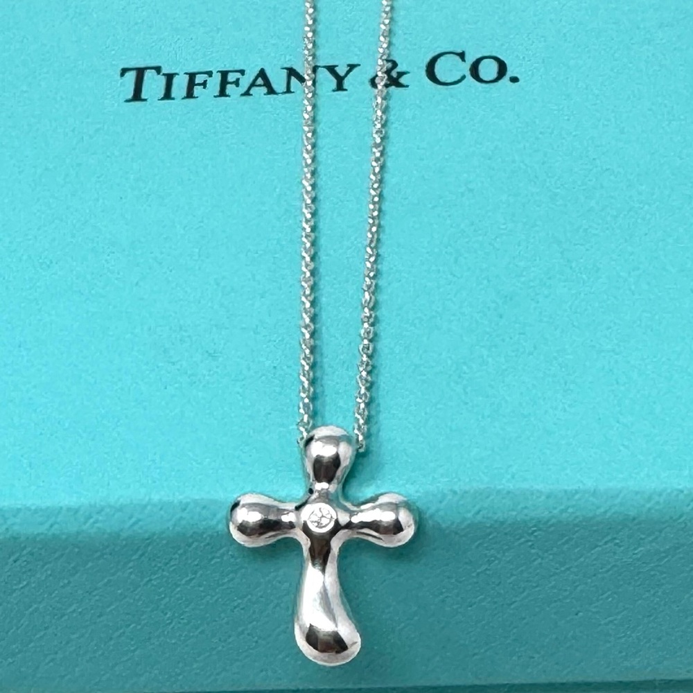 Authentic Tiffany & CO. Elsa Perettii 1P Diamond Cross Pendant necklace.